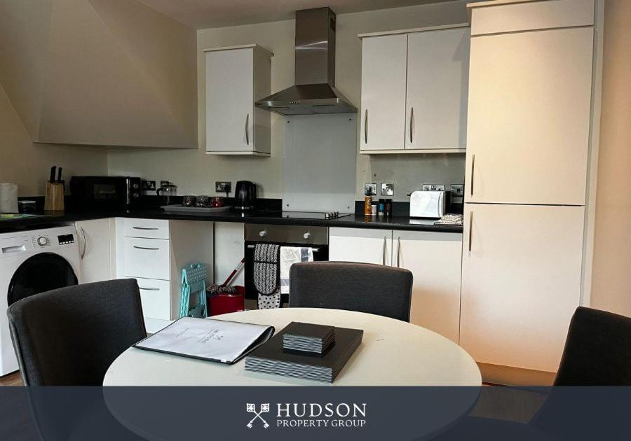 Central Townhouse With Parking テルフォード エクステリア 写真
