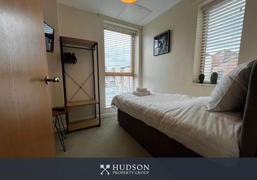Central Townhouse With Parking テルフォード エクステリア 写真